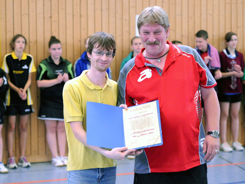 Gerd-Peter Wulfmeier wird als 1. TTVB-Trainer des Jahres geehrt